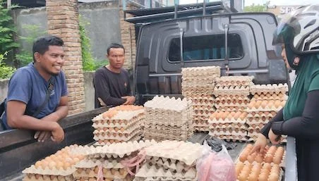 Salah satu Pedagang Telur pasar  Tradisional Cekkeng Nurseri Bulukumba Foto : Dok KabarMakassar