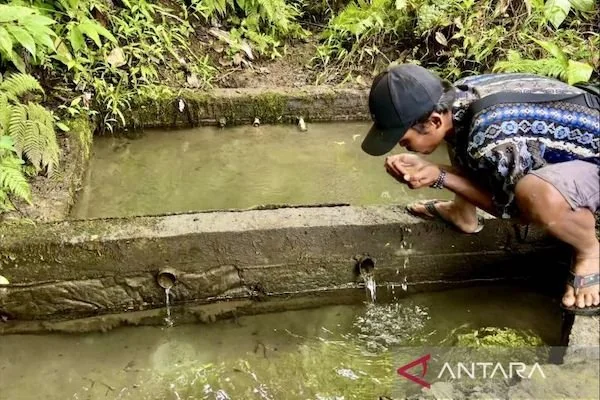 Penduduk Suku Dayak Meratus (Madi) mengunjungi bendungan air buatan sebagai penampung sumber mata air di Gunung Hapuk kawasan Pegunungan Meratus, Desa Hinas Kanan, Hantakan, Kabupaten Hulu Sungai Tengah, Kalimantan Selatan, Senin (8/4/2024). (ANTARA/Tumpa