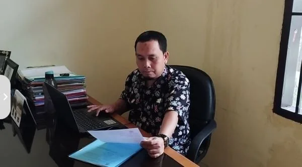 Kepala Bidang Pencegahan dan Pengendalian Penyakit (P2P) Dinkes Jeneponto, Suryaningrat saat dikonfirmasi diruang kerjanya (Dok : Ulla KabarMakassar).