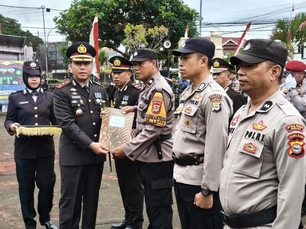Kapolres Sinjai AKBP Fery Nur Abdulah saat memberikan penghargaan kepada 73 personel berprestasi dan 30 media lokal di Kabupten Sinjai (Dok : ist)