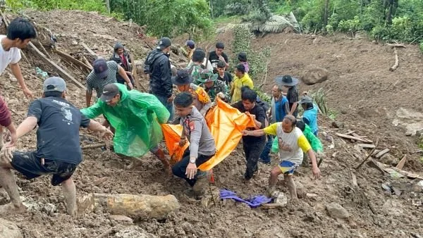 Proses evakuasi korban longsor di Tana Toraja.