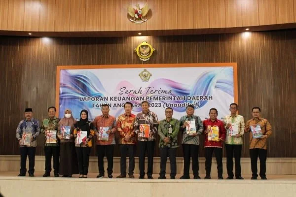 Pj Bupati Bantaeng Serahkan LKPD Unaudited Tahun Anggaran 2023 ke BPK.