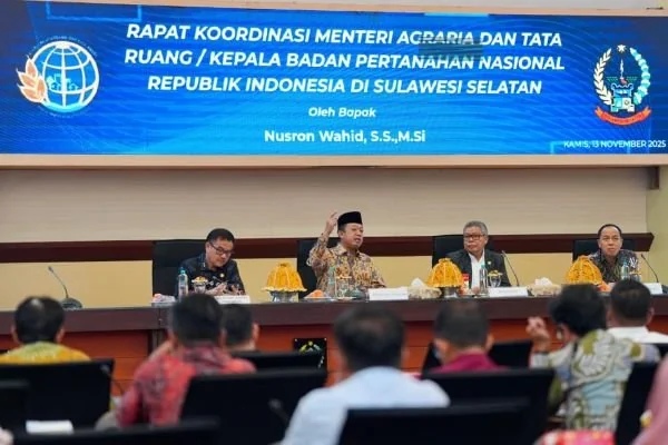 Menteri ATR/BPN Nusron Wahid memimpin rapat koordinasi kebijakan dan layanan pertanahan serta tata ruang bersama seluruh kepala daerah se-Provinsi Sulawesi Selatan. Dok. Ist