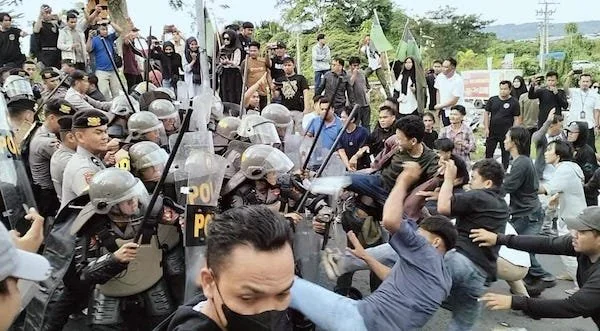 Aksi unjuk rasa yang berlangsung ricuh di depan pintu masuk kantor Gubernur Sulbar (dok: Aldy Djemmang)