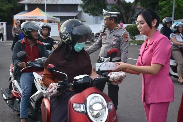 Personel Polres Bulukumba bersama pengurus Bhayangkari dan Karyawan Bank Hasamitra Bulukumba menggelar Bakti Sosial dengan membagikan takjil buka puasa kepada warga, Rabu (20/3).