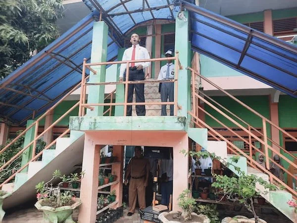 AKP Syamsuddin menjadi Inspektur Upacara (Irup) pada upacara pengibaran Bendera Merah Putih di SMAN 8 Bulukumba