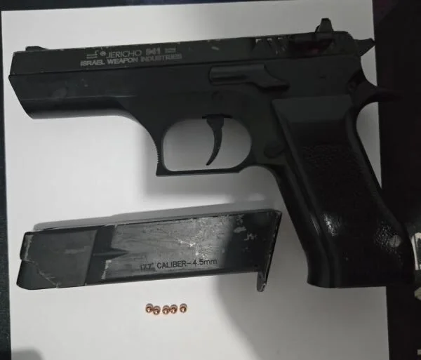 Barang bukti airsoft gun yang diamankan polisi dalam kasus dugaan penembakan terhadap seorang remaja di Makassar (Dok. Ist)