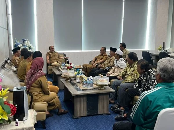 Gubernur Sulbar saat melakukan pertemuan dengan perwakilan warga Kuridi dan Kasambang Kecamatan Tapalang yang berselisih (Dok : ist).