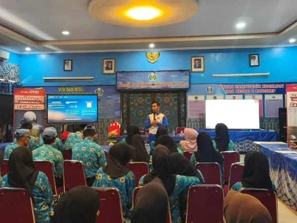 Asmo Sulsel bekali siswa SMKN 2 Pangkep dengan edukasi safety riding, tekankan fokus dan kesiapan tubuh saat berkendara (Dok: Ist)