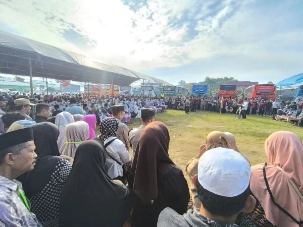 Personel Kepolisian saat mengawal CJH Majene (Dok : Ist).