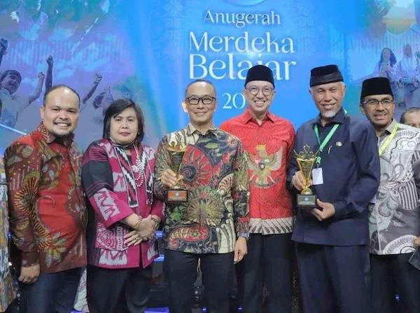 Pj Gubernur Sulsel, Prof Zudan Arif Fakrulloh saat menerima penghargaan Anugerah Merdeka Belajar 2024 di Jakarta (Dok: Int)