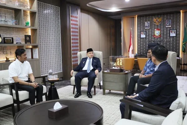 Audiens Wali Kota Makassar Munafri Arifuddin dan perwakilan Kedutaan Besar Republik Singapura untuk Indonesia, Malik Vickland (Dok: Ist).