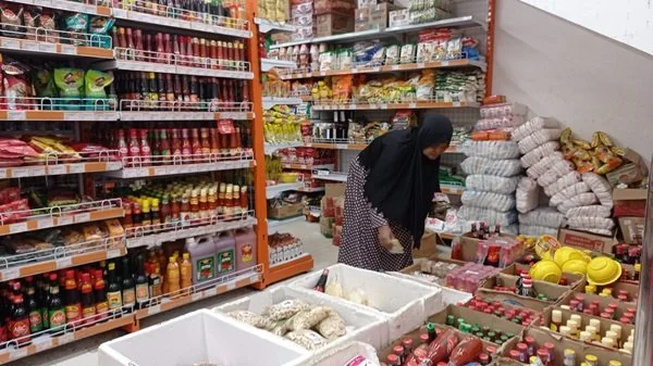 Seorang Ibu Rumah Tangga (IRT) sedang memilih bumbu dapur di salah satu toko retail di Bumi Tamalanrea Permai (BTP), Makassar, Minggu (10/3).