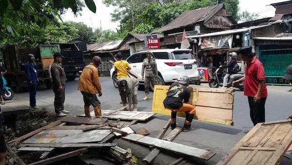 Penertiban Pedagang Pasar Tumpah di Jalan Dr. Leimena, (Dok: Ist).