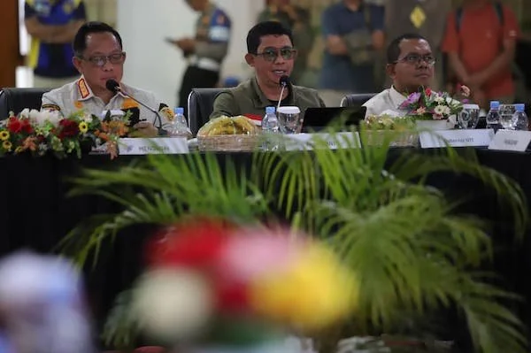 Kepala BNPB Letjen TNI Dr. Suharyanto (kacamata baju hijau tactical) menyampaikan arahan dalam Rapat Koordinasi Penanganan Darurat Gempabumi M 7,7 Flores di Kantor Bupati Manggarai Barat, NTT (Dok: Ist).