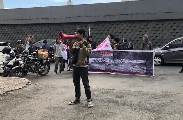 Ketua Eksekutif DEP-FKR Asrianto  Indar Jaya saat menggelar unras didepan Kantor Kejati Sulsel. (Foto/ist).