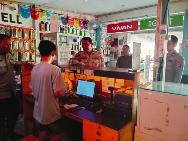 Kapolsek Malunda saat mendatangi TKP peredaran uang palsu (Dok : Ist).