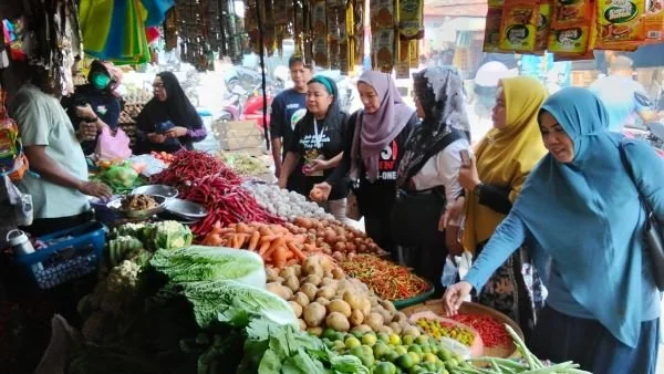 Distapang Sulbar bersama Distapang Mamuju saat meninjau harga di pAsar. (dok:ist)