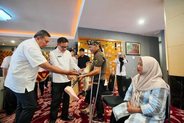 Pemberian alat bantu untuk penyandang disabilitas dari Pemprov Sulsel (Dok: Ist)