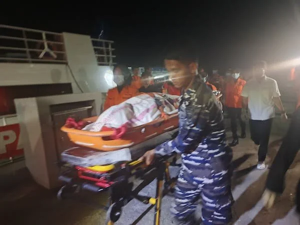 Evakuasi WNI yang merupakan ABK kapal asing berbendera Korea Selatan di perairan Mamuju (dok:Aldy)