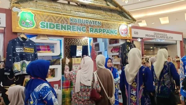 Booth Dekranasda Kabupaten Sidrap (Dok: Sinta KabarMakassar).