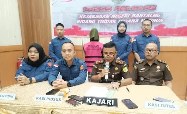tersangka Kasus Korupsi Irigasi saat Konfersi Pers Oleh  Kepala Kejari Bantaeng, Satria Abdi di Kantor Kejari Bantaeng (Foto : IST).
