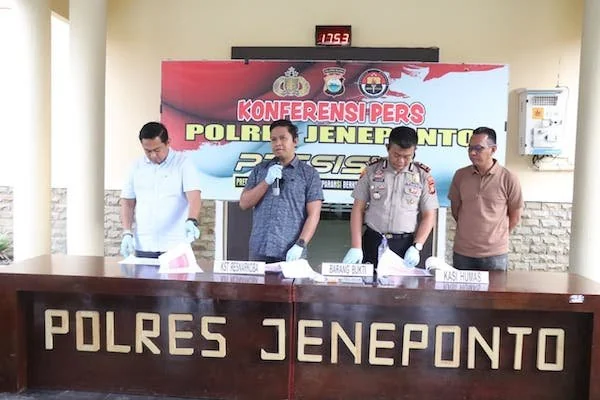 Kasat Resnarkoba Polres Jeneponto, AKP Imran Hamid didampingi Kasi Humas AKP Kaharuddin serta KBO Resnarkoba, Ipda Syahrir dalam konferensi pers di Mapolres Jeneponto, Rabu (25/02).