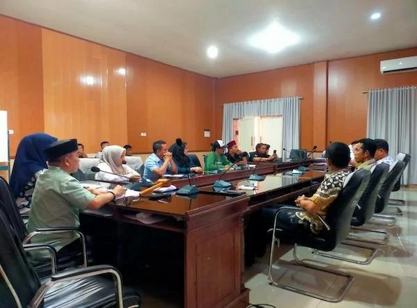Komisi II DPRD Kabupaten Jeneponto saat menggelar Rapat Dengar Pendapat (RDP) penyesuaian Harga Pembelian Pemerintah (HPP) untuk komoditas gabah dan jagung kuning. (Foto/ist).