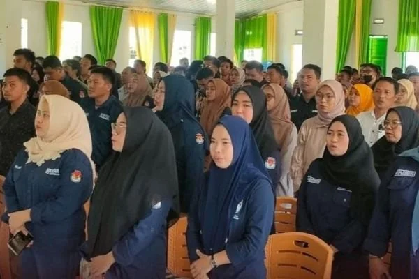 Sekretaris dan staff Panitia Pemilihan Kecamatan (PPK) dan Panitia Pemungutan Suara (PPS) Pilkada 2024 saat mengikuti Bimtek SITAB di Gedung Asyiyah Romanga (Dok : Ist).