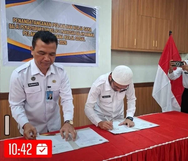 Balai Pemasyarakatan (Bapas) Kelas I Makassar saat melakukan Penandatanganan Perjanjian Kerja Sama (PKS) bersama Pengurus Yayasan Al Mutasambilah Pammanjengang, Akmal Arasy, sebagai mitra dalam pembinaan karakter dan sosial. (Ist).