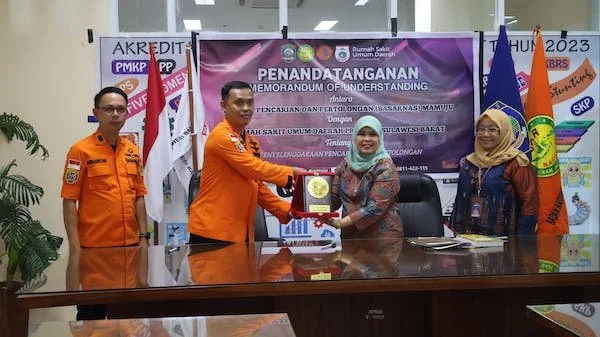 Ka Kansar Mamuju Muh. Rizal, saat menyambangi direktur RSUD Sulbar dr. H Marintani Erna Dochri di Ruangan Kantor  Rumah sakit regional(Dok:Ist)
