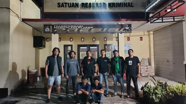 Dua pelaku pengeroyokan Mahasiswa di Eremerasa berinisial IL (20) dan FR, saat diamankan Tim Resmob Bantaeng. (ist)
