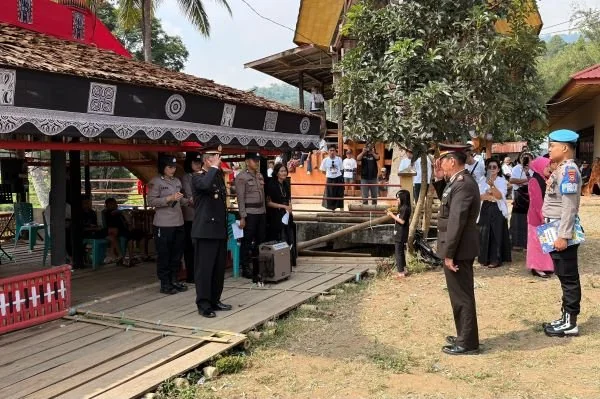 Polres Tana Toraja Gelar Upacara Penghormatan Terakhir Serka Pol Purn Daniel Linggi. (Dok: Ist)
