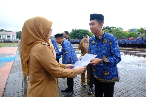 Bupati Gowa, Sitti Husniah Talenrang Menyerahkan SK PPPK Paruh Waktu, (Dok: Ist).