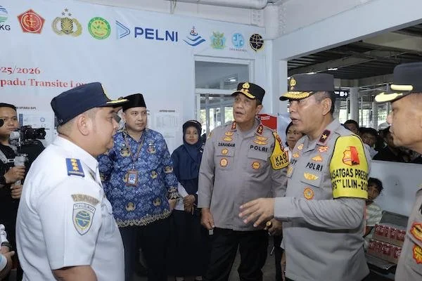 Kapolda Sulsel Irjen Pol. Djuhandhani Rahardjo Puro meninjau pengamanan di  polres pelabuhan Makassar