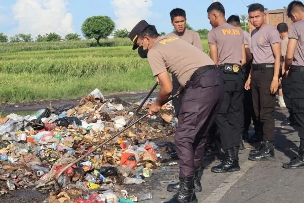 Peduli Lingkungan, Jajaran Polres Jeneponto  Gotong Royong Bersihkan Sampah di Tepi Jalan.