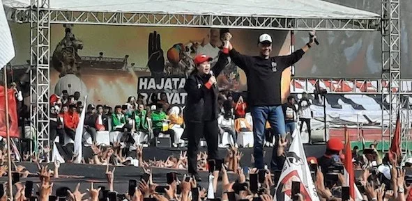 Calon Presiden RI Ganjar Pranowo bersama Puan Maharani saat kampanye akbarnya diawali di GOR Sidoarjo Jawa Timur, Minggu (21//1). Dok Timnas Ganjar-Mahfud