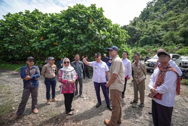Gubernur Sulbar bersama Menteri Transmigrasi RI Muhammad Iftitah Sulaiman Suryanagara saat meninjau rencana lokasi pembangunan Mess Transmigrasi Patriot (Dok : Ist).
