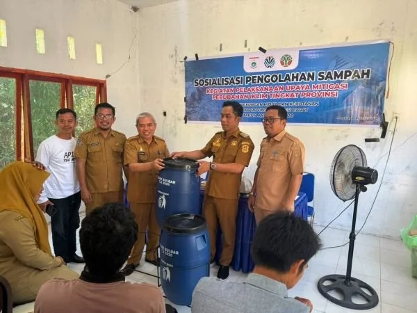 Kadis DLHK Sulbar saat melakukan sosialisasi di Mamuju (Dok: Ist)