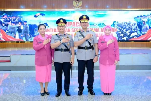 Kapolda Sulsel, Irjen Pol Rusdi Hartono dan mantan Kapolda Sulsel, Irjen Pol Yudhiawan usai pelantikan jabatan (Dok: Ist).