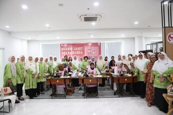 Meresmikan Program Ruang Jahit Dekranasda, (Dok: Ist).
