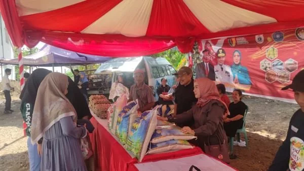 Pasar murah yang dilakukan Pemprov Sulbar di area gereja Toraja di Mamuju (Dok : Ist).