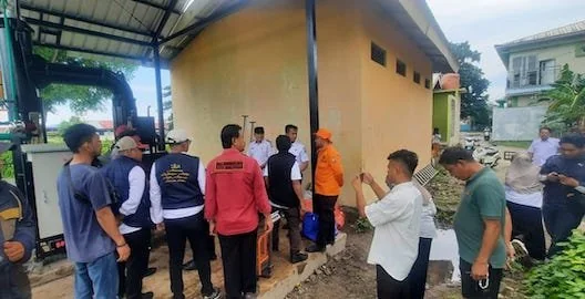 Suasana BPBD dan DLH kota Makassar saat Penanganan Pohon Tumbang di Kepulauan (Dok: Ist).