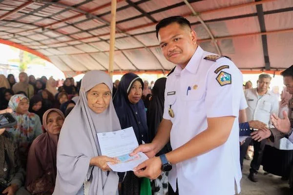 Bupati Bantaeng M Fathul Fauzy Nurdin saat menyalurkan BLT Kesra kepada Warga Eremerasa. (Ist).