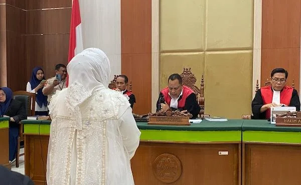 terdakwa Mira Hayati saat menjalani vonis di PN Makassar (Dok: Atri KabarMakassar)