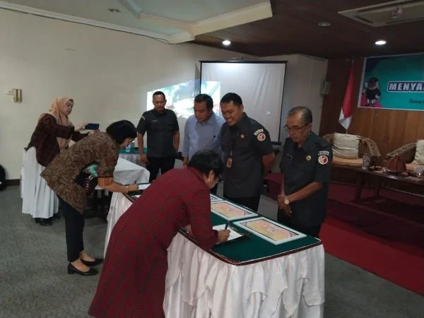 Badan Pengawasan Pemilu (Bawaslu) Toraja Utara dan Gabungan Organisasi Wanita (GOW) dan Persekutuan Wanita Gereja Toraja (PWGT) tingkatkan partisipasi kaum perempuan (Dok : Jerni Bening KabarMakassar).