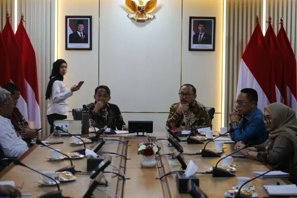 Gubernur Sulbar bersama rombongan saat bertemu dengan Menteri Kehutanan (dok:ist)