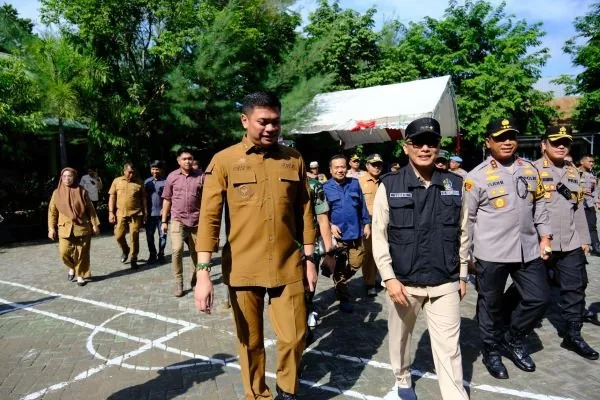 Bupati Gowa, Adnan Purichta Ichsan menerima kunjungan Pj Gubernur Sulawesi Selatan, Prof Zudan Fakrulloh dalam rangka peninjauan TPS 10 Kelurahan Sungguminasa, Gowa (Dok : ist).