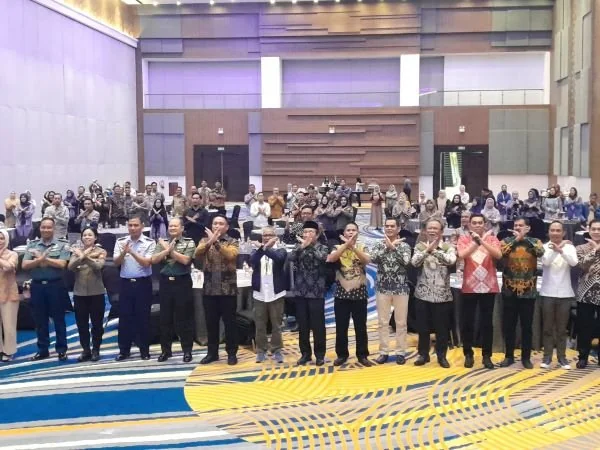 Kepala Diskominfo-SP Sulsel, A. Winarno Eka Putra bersama dengan peserta Rapat Koordinasi Kehumasan se-Sulsel di Four Points by Sheraton (Dok: Nofi KabarMakassar)