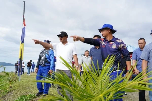 Kapolda Sulbar Irjen Pol Adi Deriyan Jayamarta saat mengecek Dermaga Polairud di Kalukku (dok:ist)